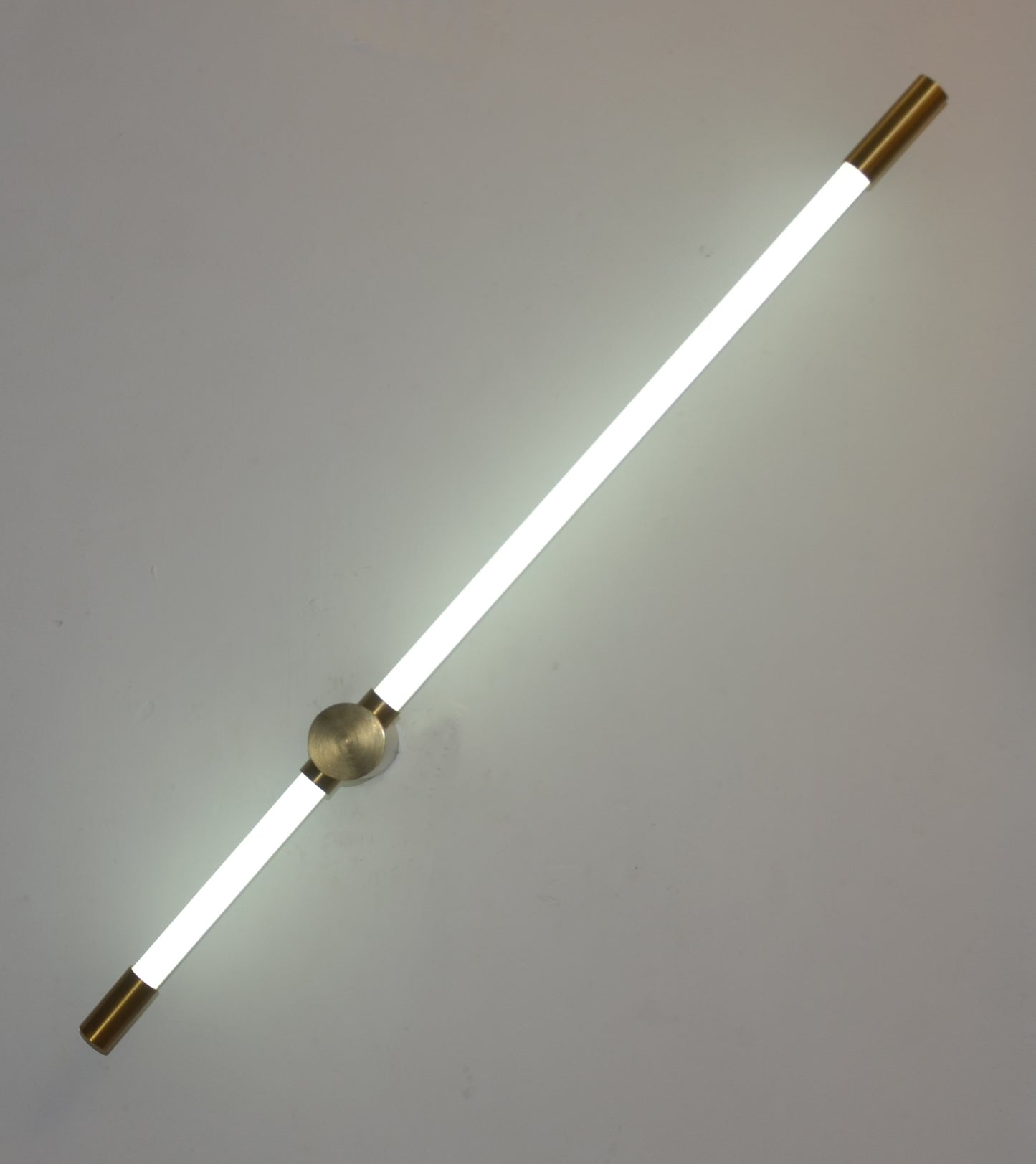 Настінний світильник у стилі лофт – латунне покриття та м'яке світло