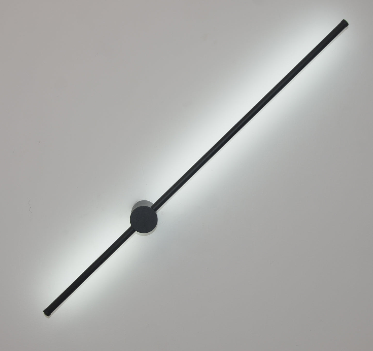 Designerska lampa ścienna z okrągłą podstawą i liniowym panelem LED