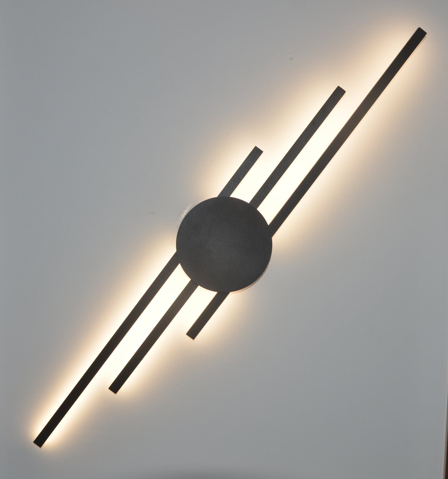 Geometryczna lampa ścienna o ciepłym świetle – trend na rok 2025