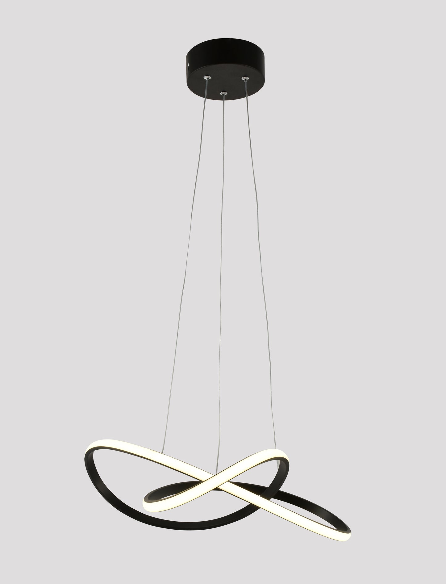 Minimalistyczny żyrandol z ciepłym światłem