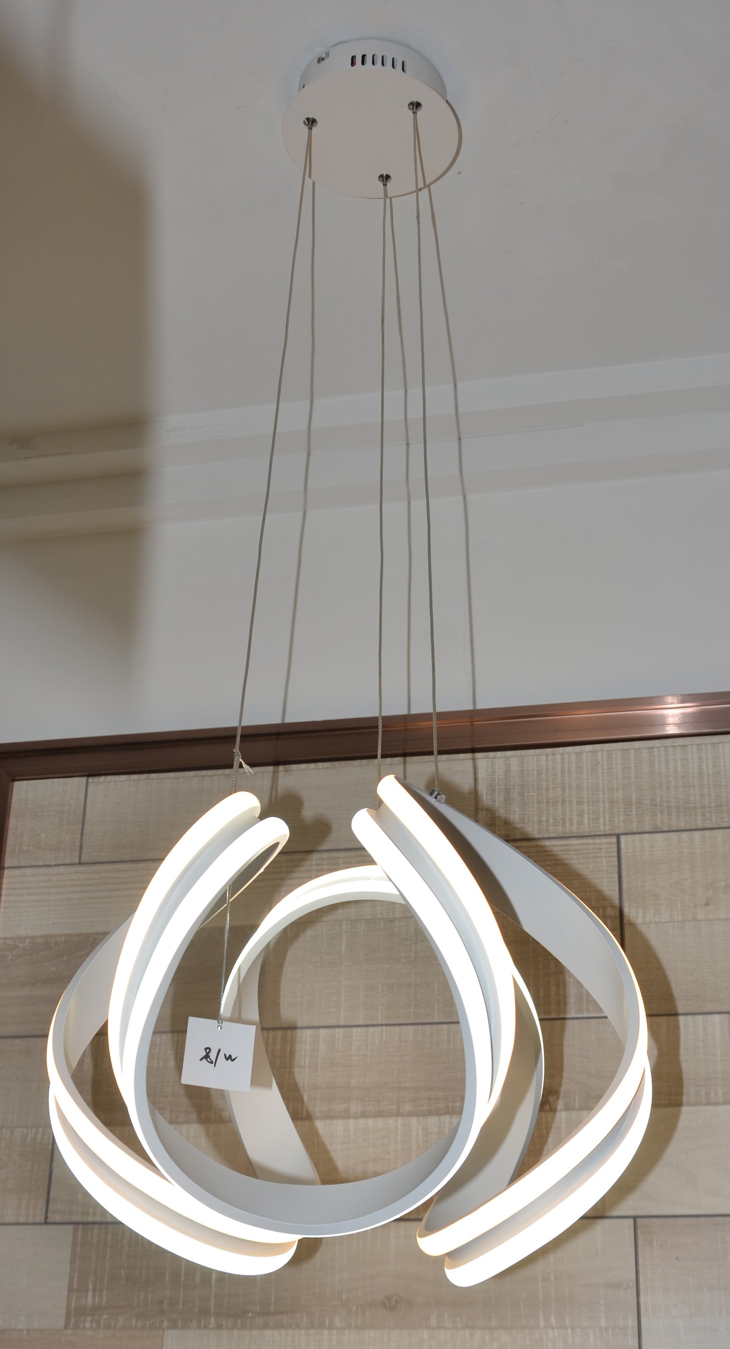 Elegancka lampa designerska z efektownym oświetleniem