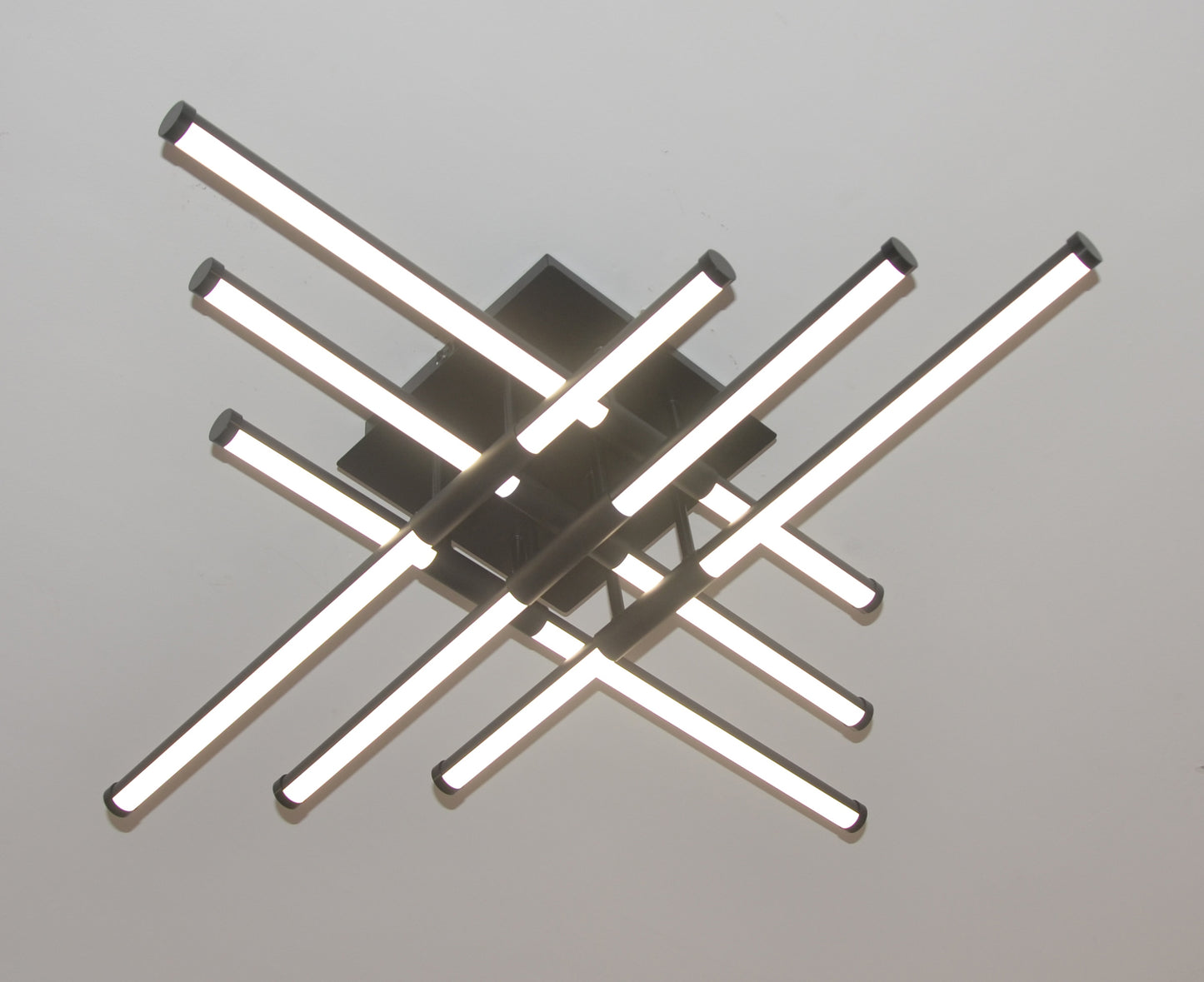 Lampa sufitowa z liniami krzyżowymi - wyjątkowy akcent w Twoim domu