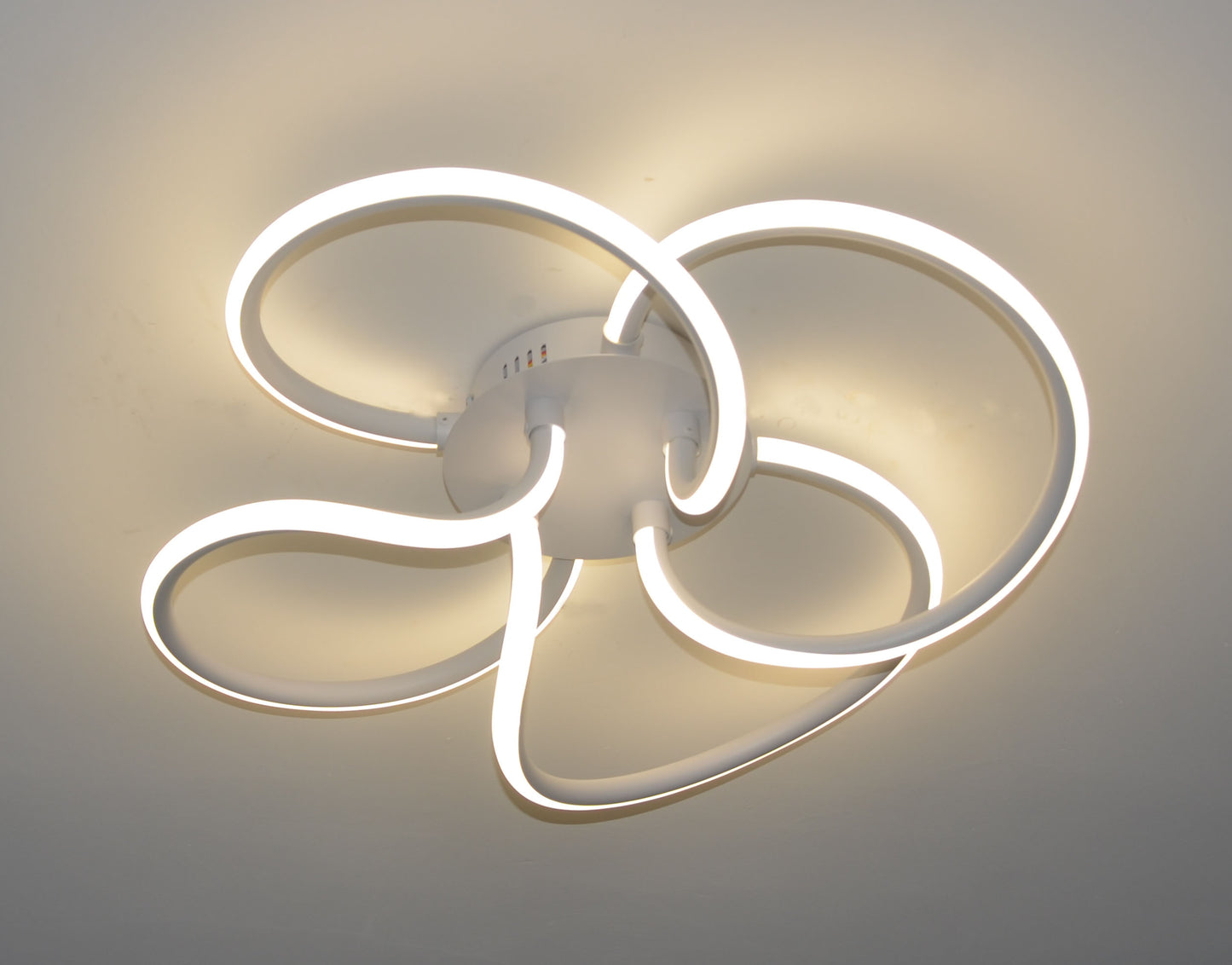 Lampa sufitowa w kształcie kwiatu – nowoczesny design i przytulna atmosfera
