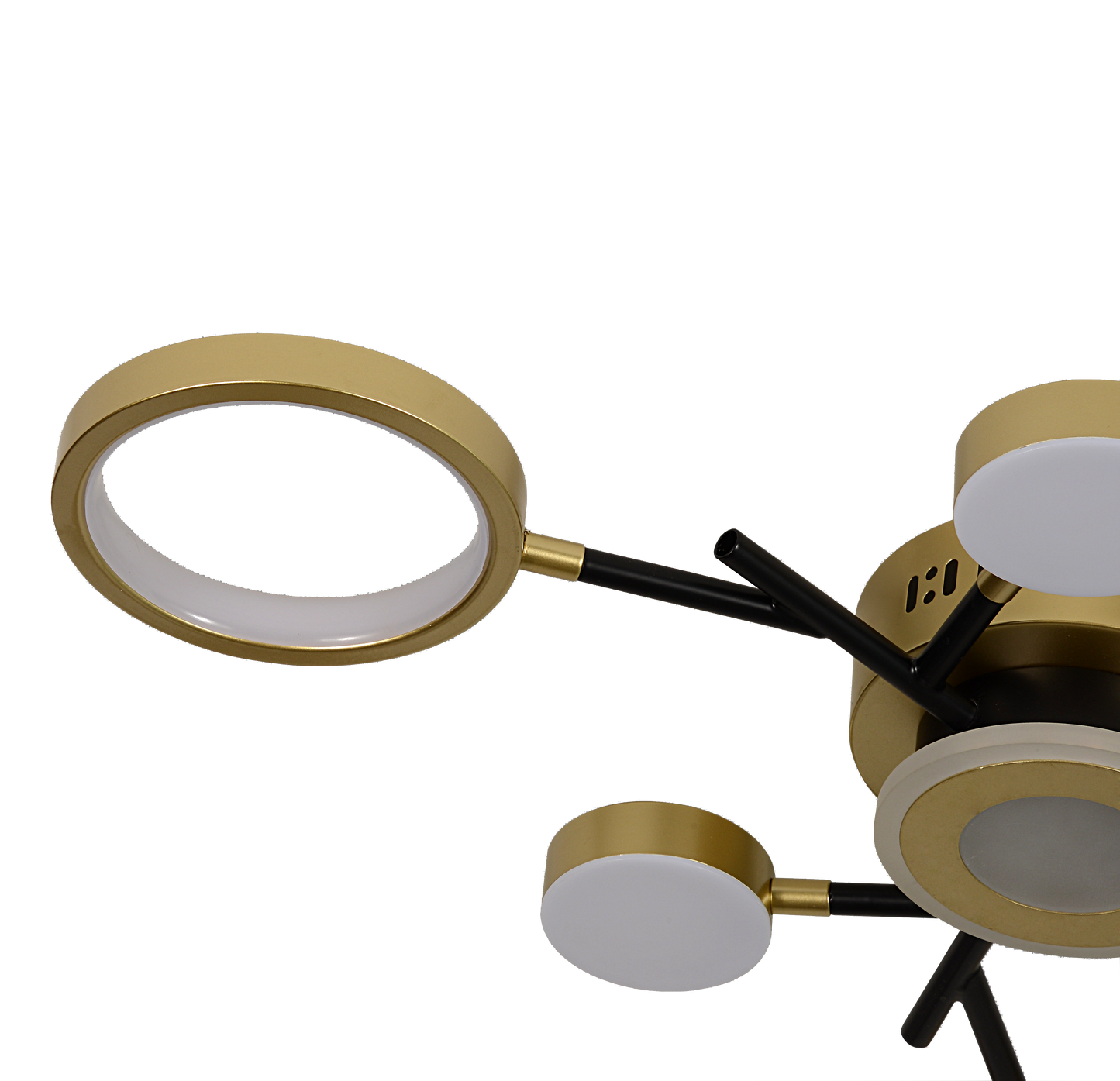 Luksusowa lampa sufitowa ze złotymi akcentami - idealne oświetlenie do salonu