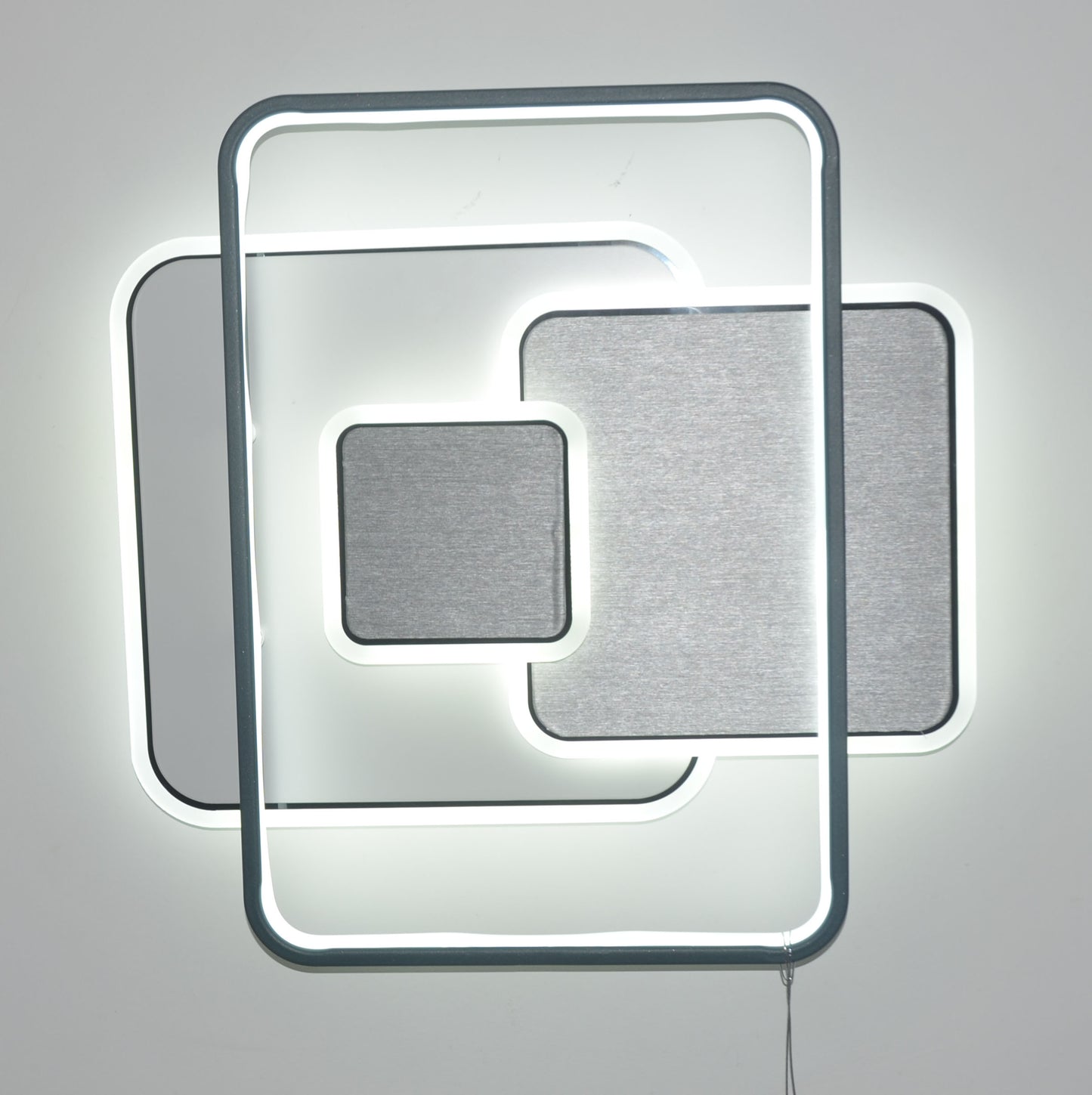Modna lampa sufitowa w stylu high-tech - idealne oświetlenie do domu