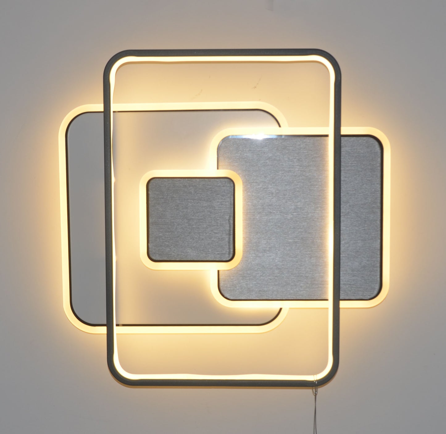 Modna lampa sufitowa w stylu high-tech - idealne oświetlenie do domu
