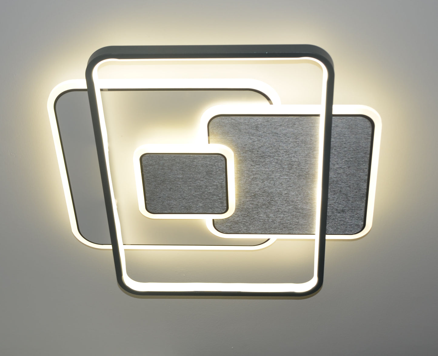 Modna lampa sufitowa w stylu high-tech - idealne oświetlenie do domu