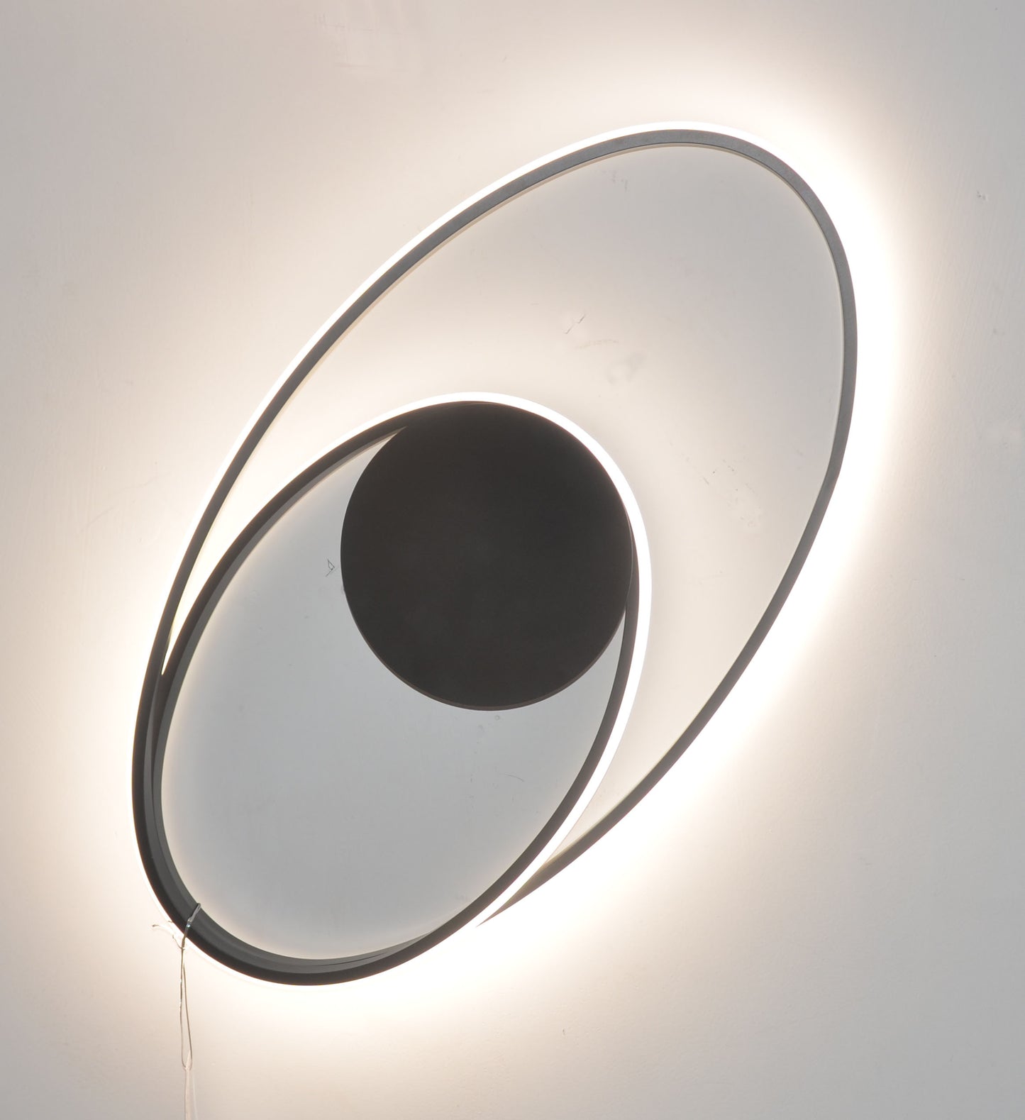 Lampa sufitowa LED o konstrukcji orbitalnej