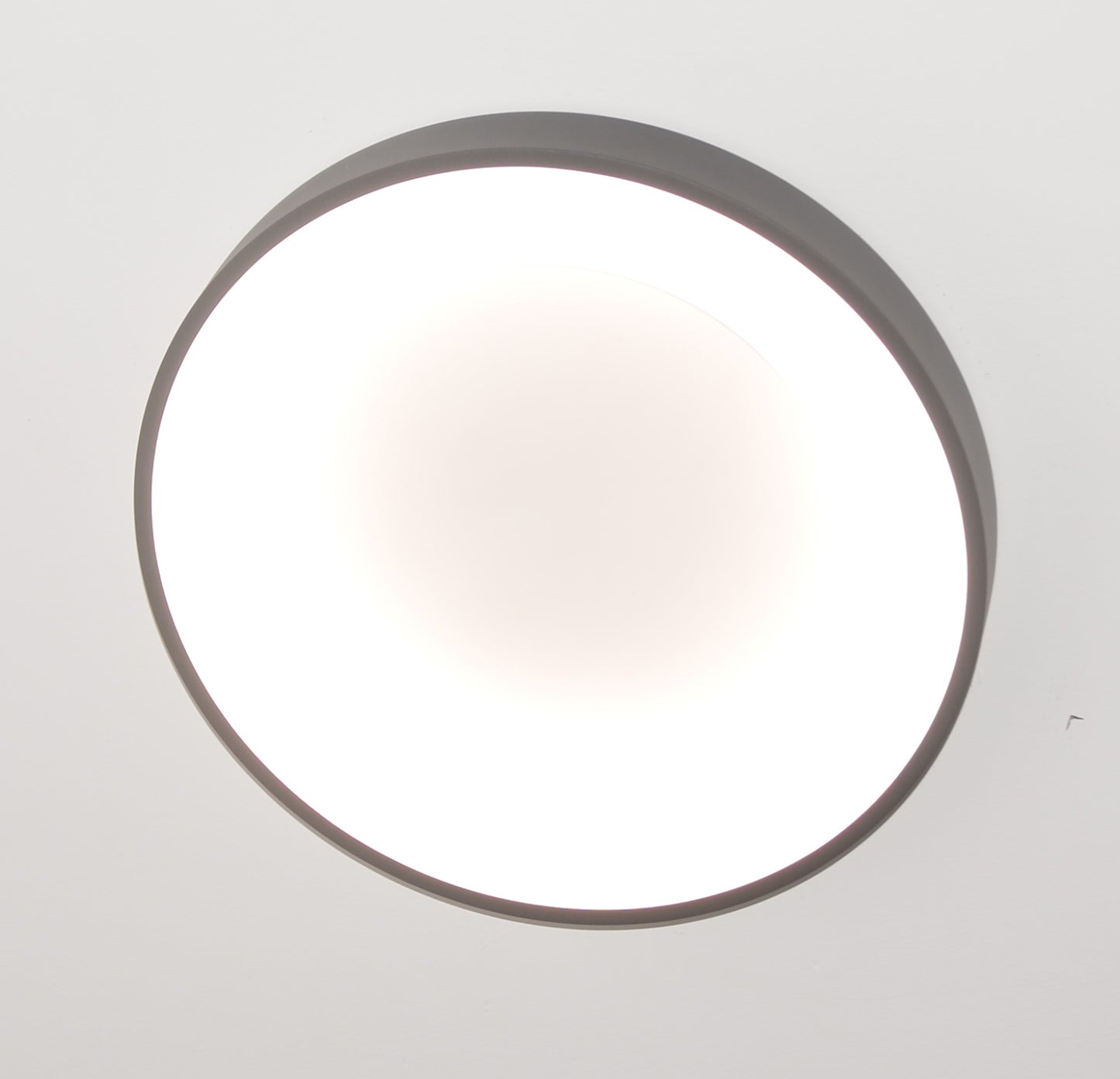 Okrągła lampa sufitowa - prostota form i miękkie światło