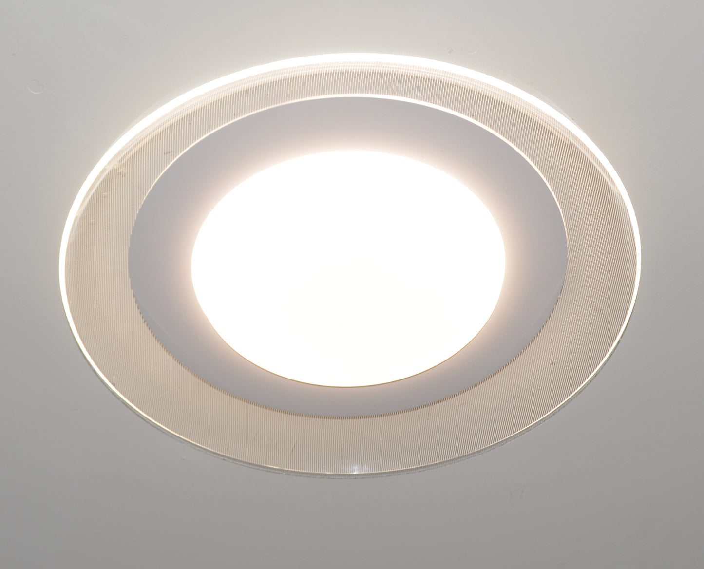 Innowacyjna lampa sufitowa z podwójnym efektem świetlnym - idealna do nowoczesnych wnętrz