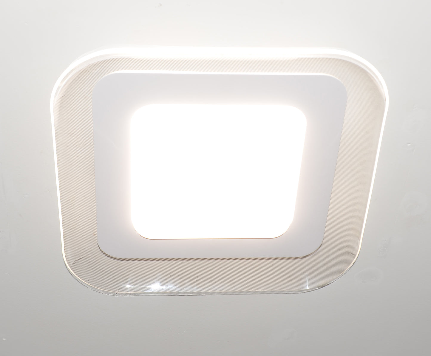 Designerska minimalistyczna lampa sufitowa - piękno w prostocie