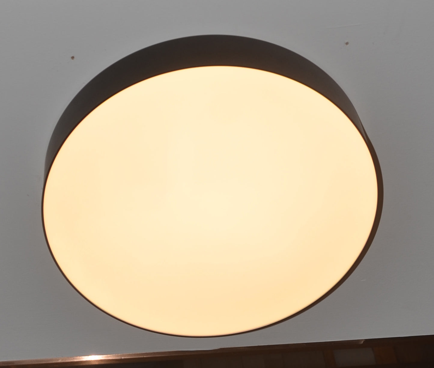 Lakoniczna czarna lampa sufitowa – stylowy akcent do nowoczesnego wnętrza