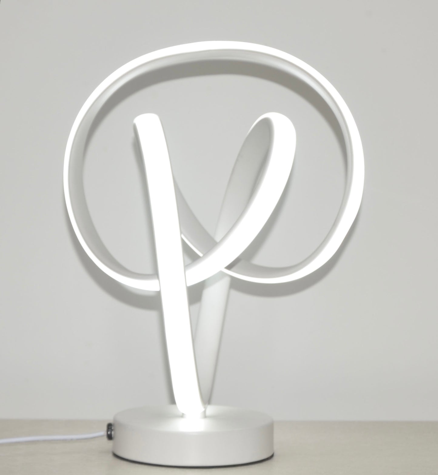 Minimalistyczna lampa stołowa, elegancja i wygoda