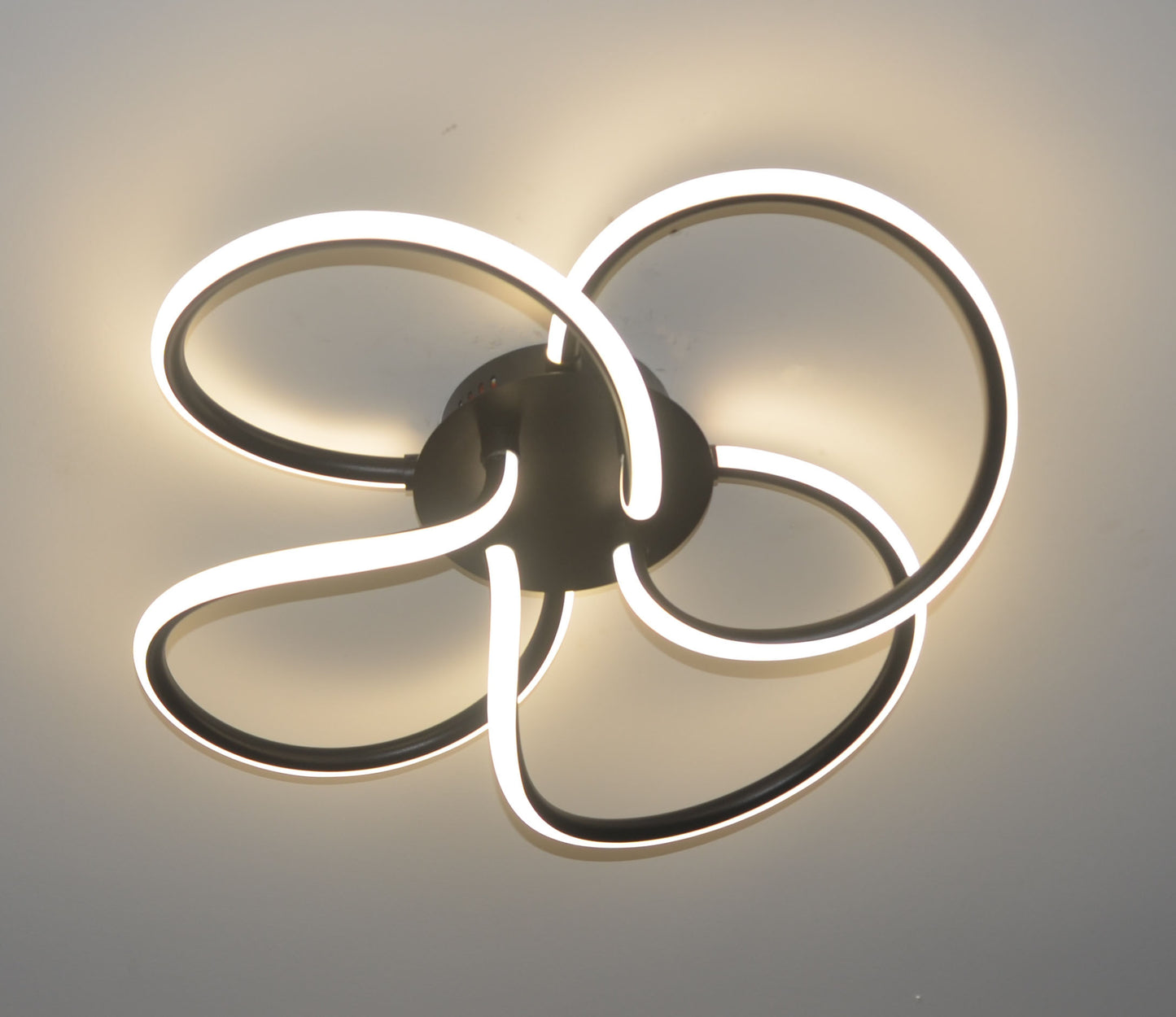 Lampa sufitowa w kształcie kwiatu – nowoczesny design i przytulna atmosfera