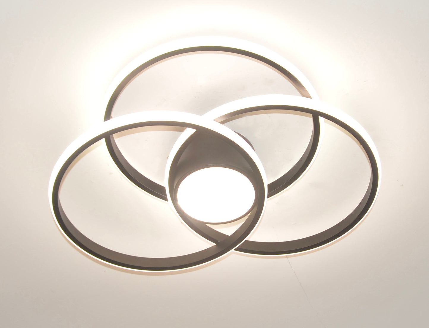 Lampa sufitowa LED z efektem 3D – nastrojowe światło dla stylowego domu