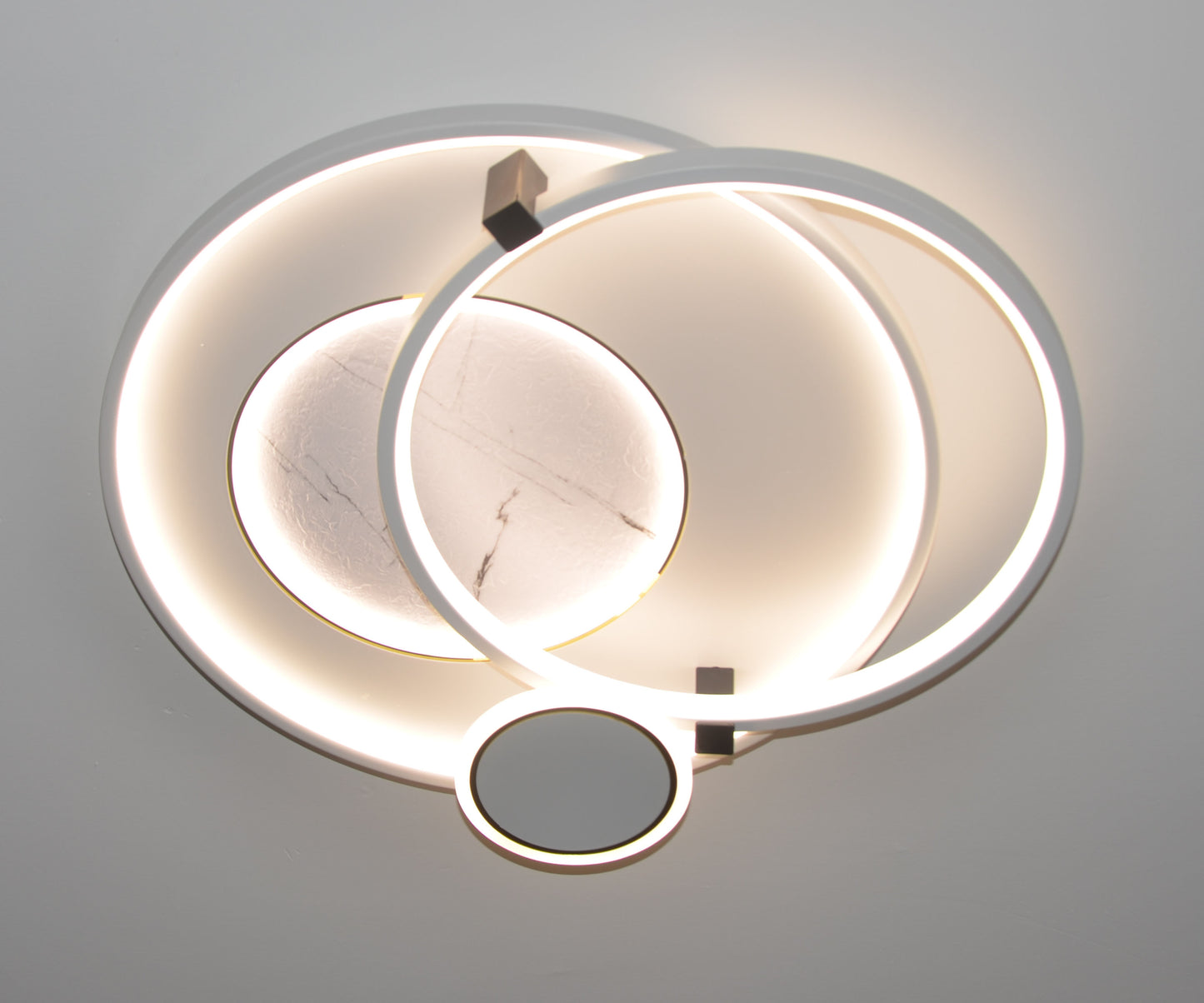 Nowoczesna lampa sufitowa, połączenie miękkiego światła i minimalistycznego designu